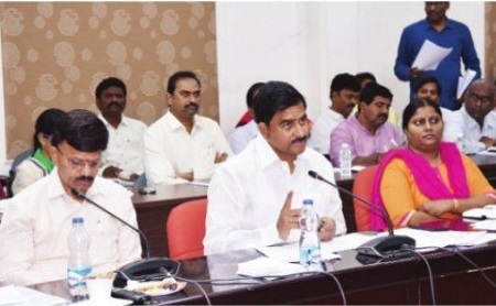 గ్రామాల్లో అభివృద్ధి పనులపై అధికారులకు ఆదేశాలు