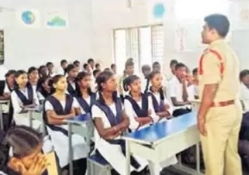 సోషల్ మీడియాకు దూరంగా ఉండాలి