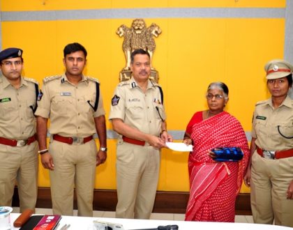 హోమ్ గార్డు కుటుంబానికి ఆర్దిక సహాయం