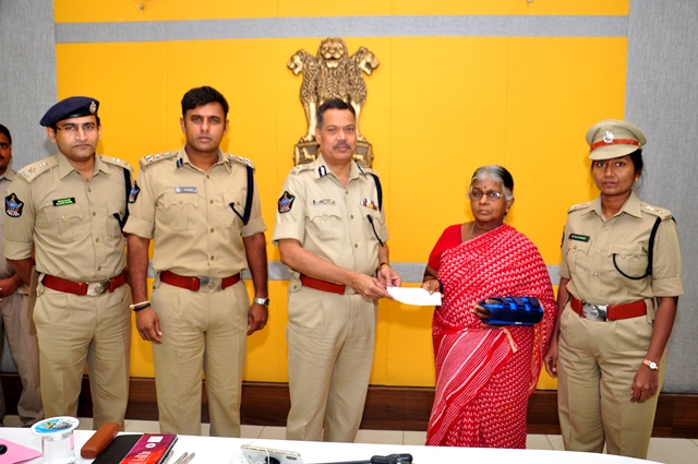 హోమ్ గార్డు కుటుంబానికి ఆర్దిక సహాయం