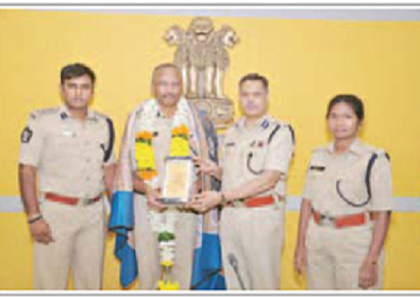 రిటైర్డ్ అధికారులకు సీపీ సాదర వీడ్కోలు