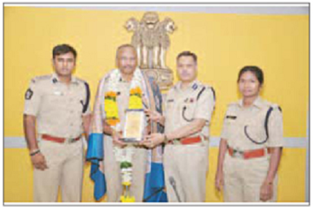 రిటైర్డ్ అధికారులకు సీపీ సాదర వీడ్కోలు