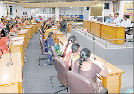 మహిళా సంఘాల్ని బలోపేతం చేయాలి