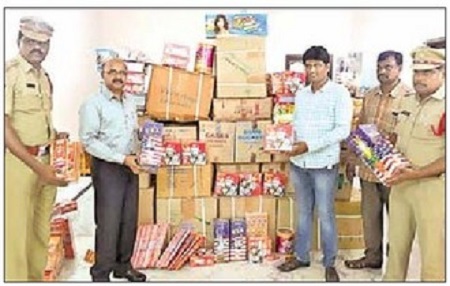 బాణసంచా అక్రమ నిల్వలపై దాడులు