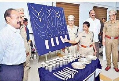 పౌరోహిత్యం చేస్తూ స్నేహితుడితో కలసి నేరాలు