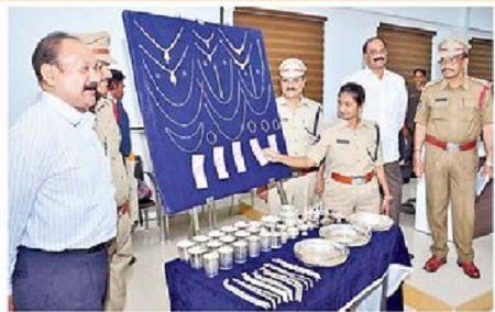 పౌరోహిత్యం చేస్తూ స్నేహితుడితో కలసి నేరాలు