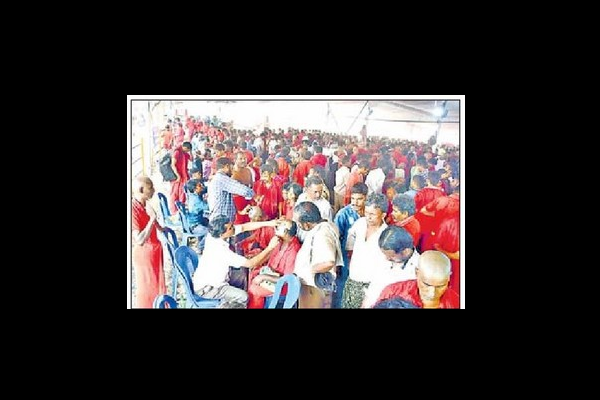 భవానీ ధీక్షాధారుల రద్దీ