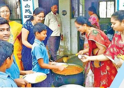 మధ్యాహ్న భోజనానికి... అండ