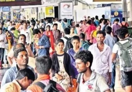 పీ ఎన్ బీ ఎస్ , రైల్వే స్టేషన్ కిట కిట