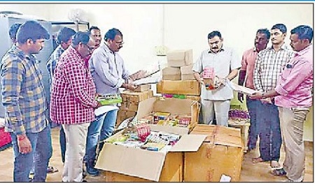 బాణాసంచా అక్రమ విక్రేతలపై టాస్క్ ఫోర్స్ దాడులు