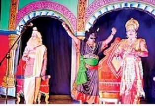 ఊర్రూతలూగిoచిన జానపద నృత్యహేల