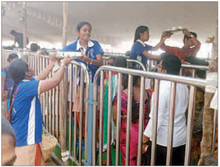 దుర్గమ్మ భక్తులకు నిరంతరం పాలు పంపిణీ