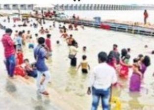 దుర్గా ఘాట్ భక్తుల సందడి
