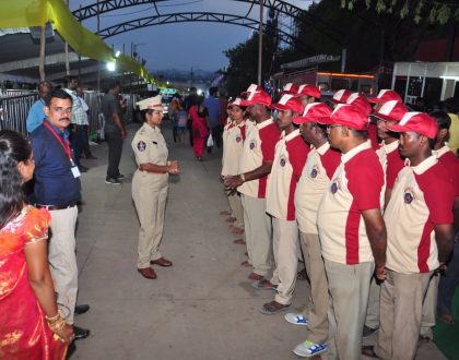 భక్తుల సేవలో పోలీసు సేవాదళ్