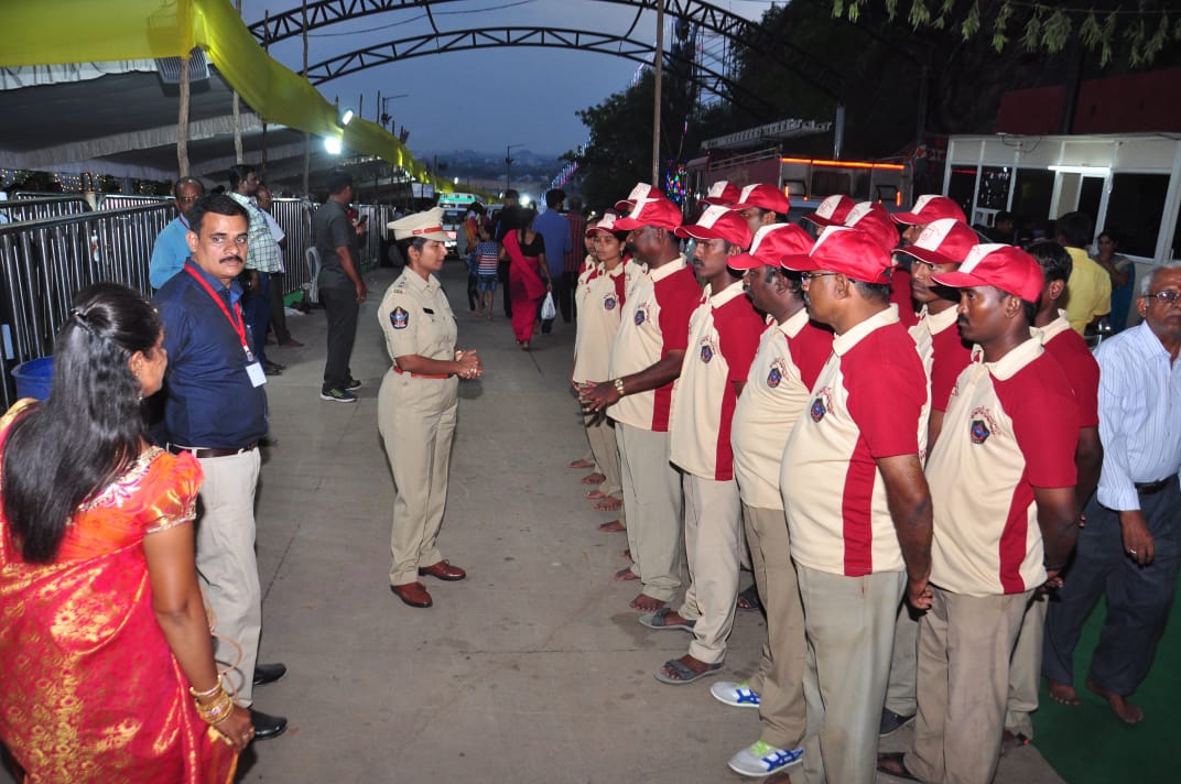 భక్తుల సేవలో పోలీసు సేవాదళ్