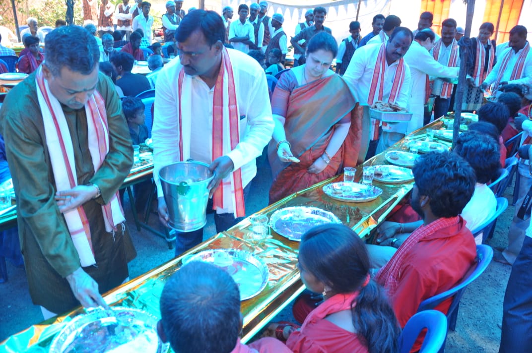 వన్ టౌన్ పోలీస్ స్టేషన్ ఆవరణలో దసరా ఉత్సవాలు ముగింపు సందర్భంగా ఆన్నదాన కార్యక్రమం