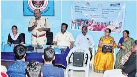 ఈవ్ టీజింగ్ చేస్తే కఠిన చర్యలు