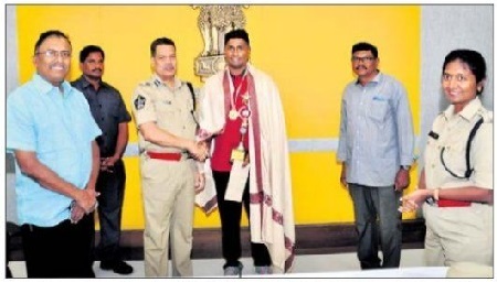 జాతీయ స్థాయి స్విమ్మింగ్ లో నగర పోలీస్ ప్రతిభ
