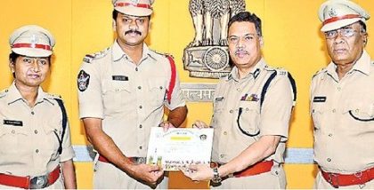 విజేతలకు బహుమతులు అందజేత