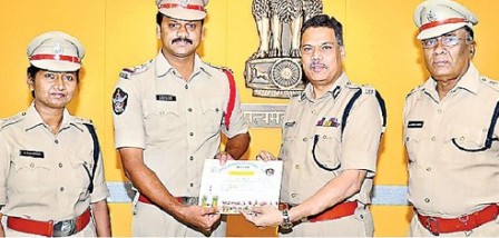 విజేతలకు బహుమతులు అందజేత