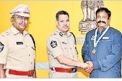 బాస్కెట్ బాల్ బృంద సభ్యుడికి సీపీ అభినందన