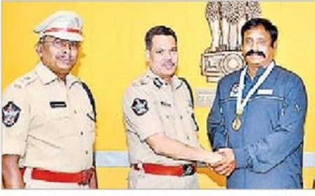 బాస్కెట్ బాల్ బృంద సభ్యుడికి సీపీ అభినందన