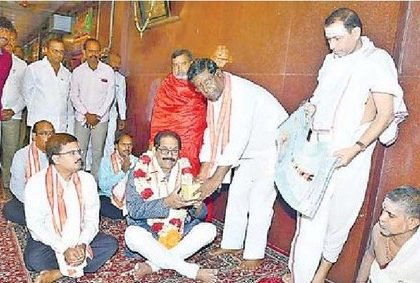 దుర్గమ్మ సేవలో ప్రముఖులు