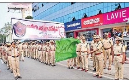 నగర పోలీసుల మార్చ్ పాస్ట్