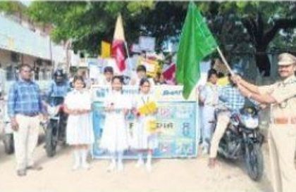 రోడ్డు భద్రత నియమాలు పాటించాలి