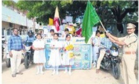 రోడ్డు భద్రత నియమాలు పాటించాలి