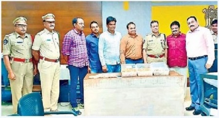 నకిలీ పులిగోర్లు విక్రయిస్తున్న వ్యక్తి పట్టివేత