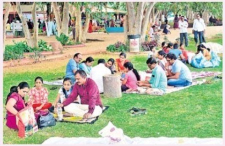 కార్తీకంలో చివరి వారం..  ద్వీపంలో సందడే సందడి