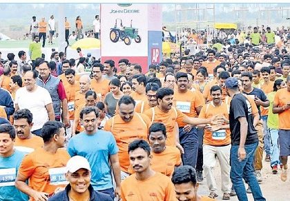 అభివృద్ధిని చూస్తూ.. ఆనందిస్తూ..