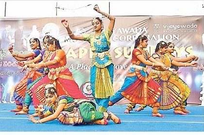 సంప్రదాయం.. సందేశాత్మకం