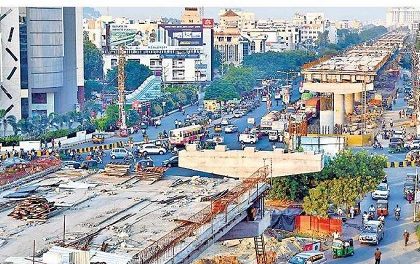 బెంజికూడలిపై గడ్డర్లు