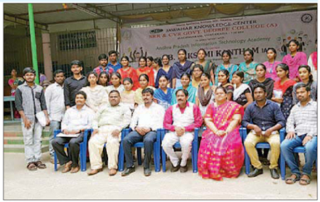 యువత కమ్యూనికేషన్ స్కిల్స్ పెంచుకోవాలి