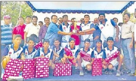 రాష్ట్ర బాల్  బ్యాడ్మెంటన్ జట్లకు ట్రోఫీలు