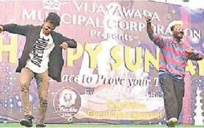 మంచు తెరలు.. మైమరపించే నృత్యాలు