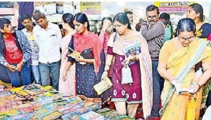 కిక్కిరిసిన.. పుస్తక ప్రాంగణం