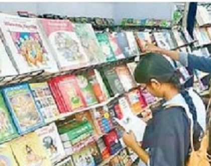 పుస్తకంతో మమేకం..!