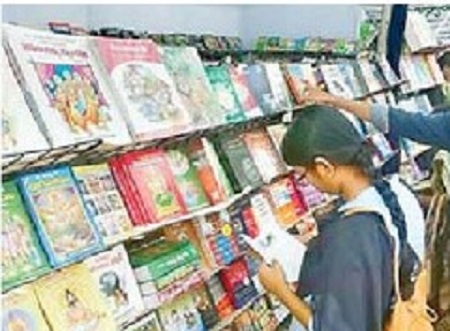 పుస్తకంతో మమేకం..!