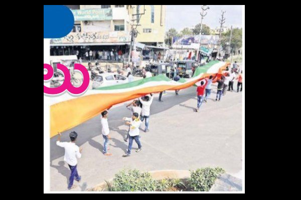 వాడ వాడలా మువ్వన్నెల రెపరెపలు
