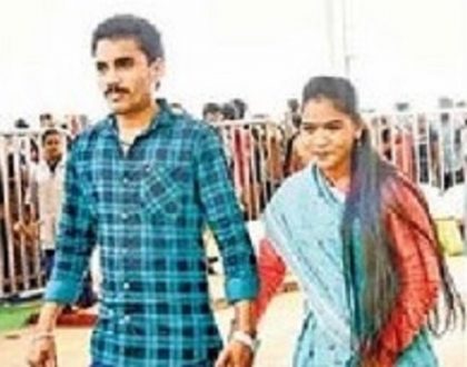 సంప్రదాయ దుస్తుల్లో  భక్తులు