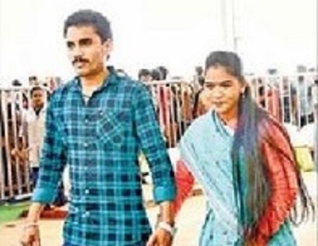 సంప్రదాయ దుస్తుల్లో  భక్తులు
