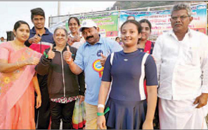 కృష్ణానదిని ఈదేసిన 73 ఏళ్ల నవయువతి!