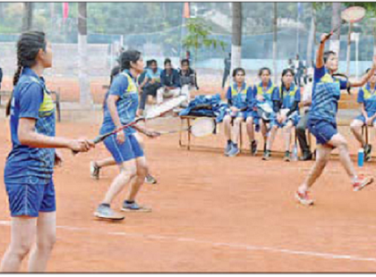 దూసుకుపోతున్న ఆతిథ్య కృష్ణా వర్సిటీ జట్టు