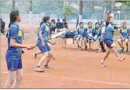 దూసుకుపోతున్న ఆతిథ్య కృష్ణా వర్సిటీ జట్టు