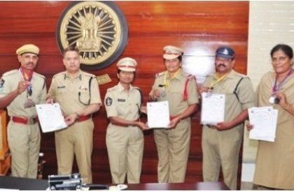 పతకాలు సాధించిన పోలీసులను అభినందించిన కమిషనర్