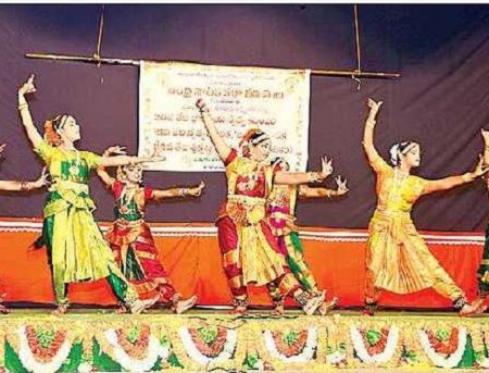 నేత్రపర్వంగా నృత్య ప్రదర్శనలు