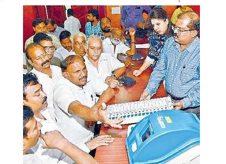 సాంకేతికతకే ఈసీ ఓటు